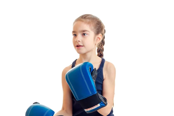 Niña con coletas en guantes de boxeo mira hacia —  Fotos de Stock