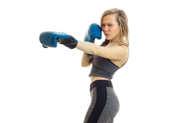 Menina magro fica de lado em luvas de boxe é isolado em um fundo branco — Fotografia de Stock