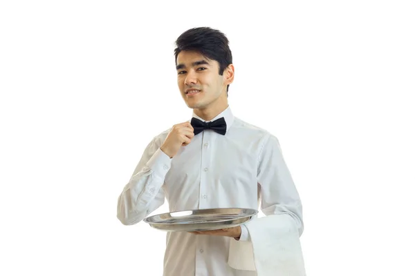 Uroczy kelner w białej koszuli, taca i dostosowuje jego łuk — Zdjęcie stockowe