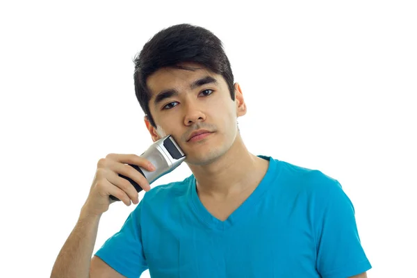 Bonito jovem cara no um t-shirt barba máquinas de barbear usando — Fotografia de Stock