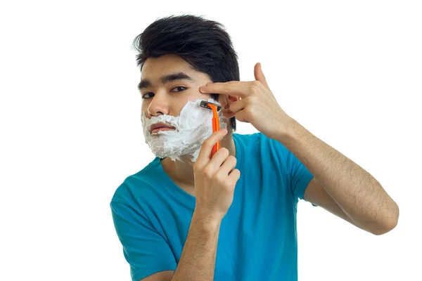 Giovane ragazzo con schiuma sul viso si raderà la barba macchina da barba — Foto Stock