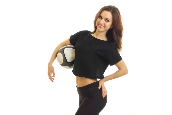 Donna allegra sorridente sulla macchina fotografica con pallone da calcio in mano — Foto Stock