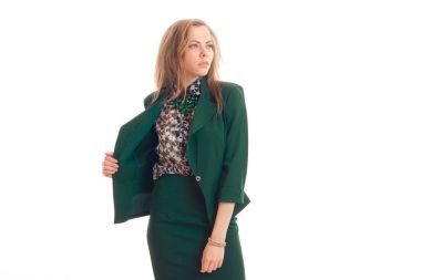 güzel genç sarışın uzakta görünüyor ve el ceket yeşil tutar