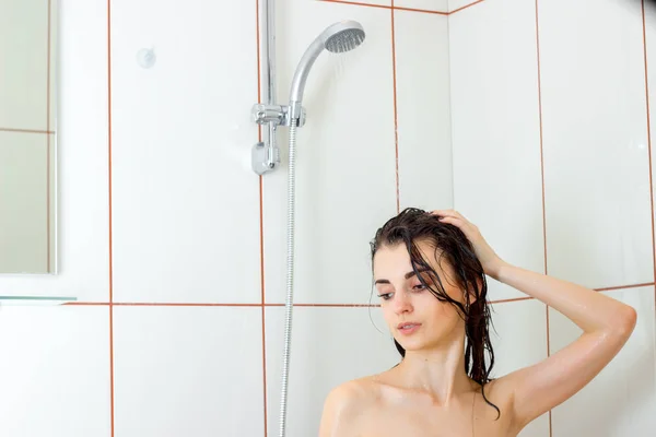 Young beautiful girl with wet hair to clean shower — Stockfoto