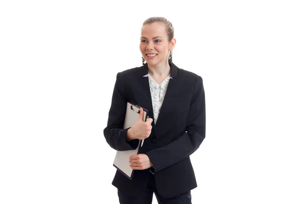 Молодая улыбающаяся девушка в черном костюме офиса держит папку в руках — стоковое фото