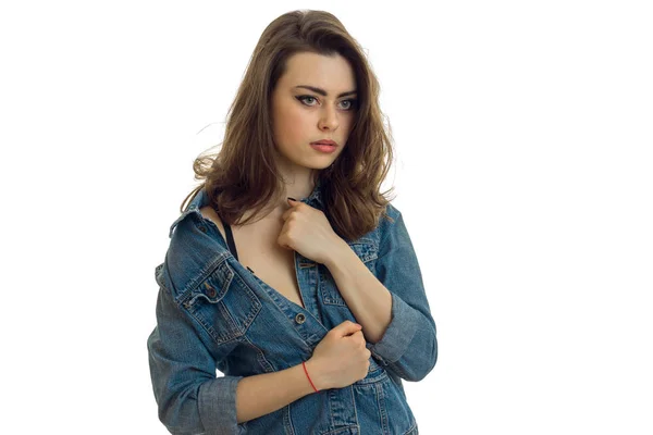 Eine charmante junge Brünette in Jeansjacke schaut aus nächster Nähe in die Ferne — Stockfoto