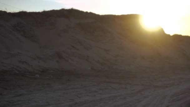 Закат на песчаных холмах — стоковое видео