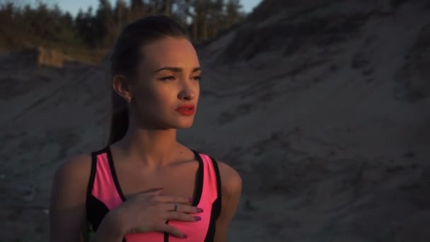 Encantadora chica deportiva camina en la naturaleza — Vídeos de Stock