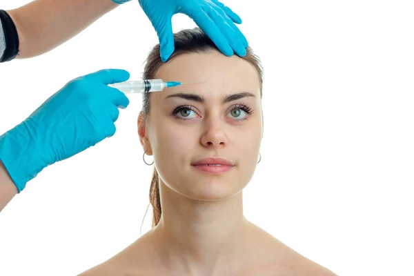 Cosmetologist σε μπλε γάντια κάνει το τσίμπημα στο πρόσωπο ενός νεαρού κοριτσιού έχουν γκρο πλαν — Φωτογραφία Αρχείου