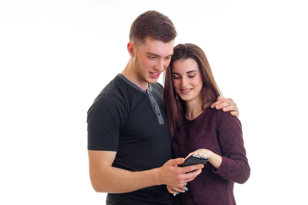 Усміхнена пара зацікавлена в погляді на мобільний телефон — стокове фото