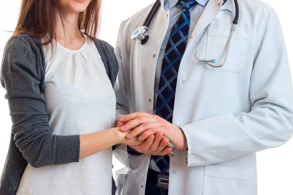 Un médecin en blouse blanche tenant une main de jeune fille en gros plan — Photo