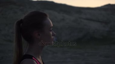 güzel kız kumlu kariyer üzerinde yürüyor