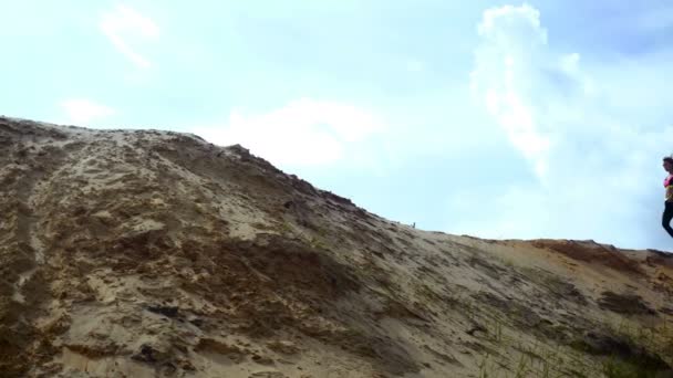 Hermosa chica del deporte camina en la cima de una colina — Vídeos de Stock