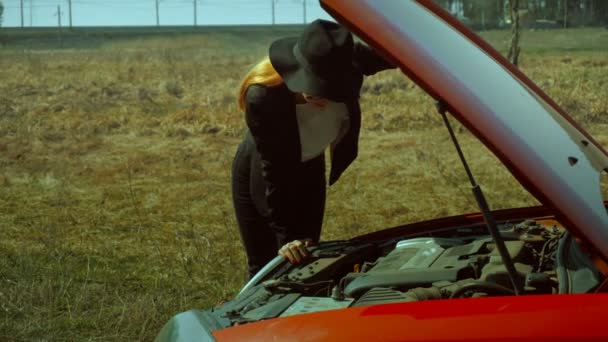Деловая леди смотрит под капот сломанной машины — стоковое видео