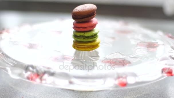 Fille doigt pousse macaron cookies — Video