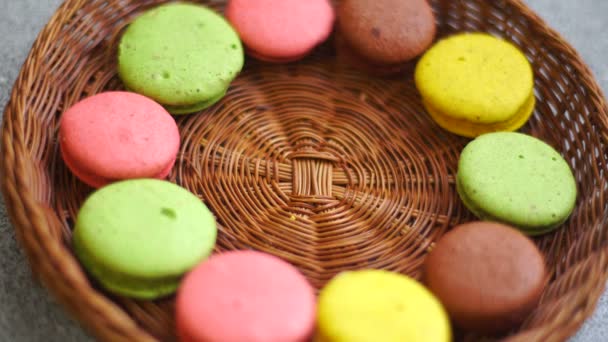 Ragazza prende macaron biscotti gialli da piatti — Video Stock