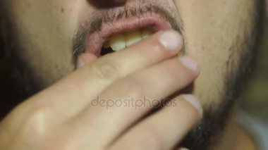 tıraşsız adam yemek patates cipsi