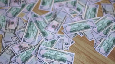 kız çıplak ayakla para üzerinde yürüyor