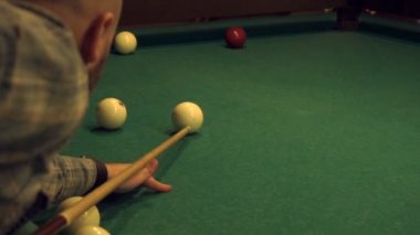 genç adam Rus bilardo oynuyor