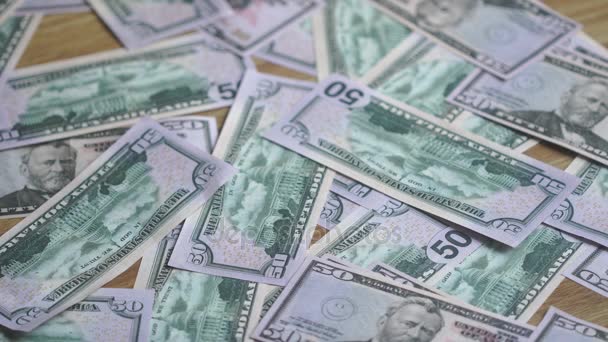 Limpando o chão de dinheiro espalhado com uma vassoura e colher — Vídeo de Stock