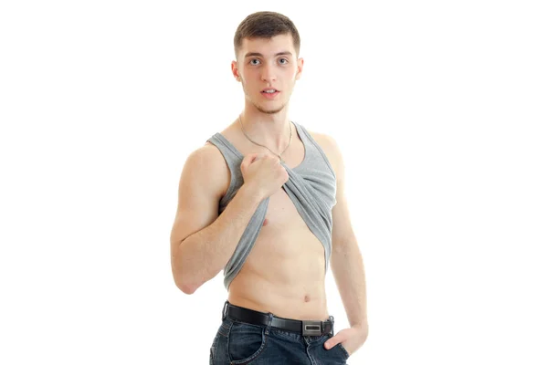 Mladý sportovní muž ukazuje své břišní svaly — Stock fotografie
