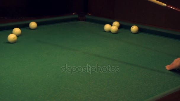 Adamlar Rus bilardo oynuyor — Stok video