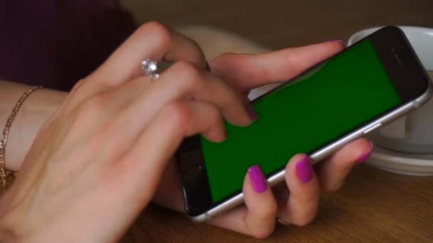 Chica está utilizando un teléfono móvil con pantalla verde — Vídeos de Stock