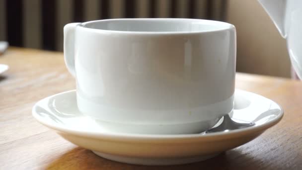 Thé chaud est versé dans une tasse 