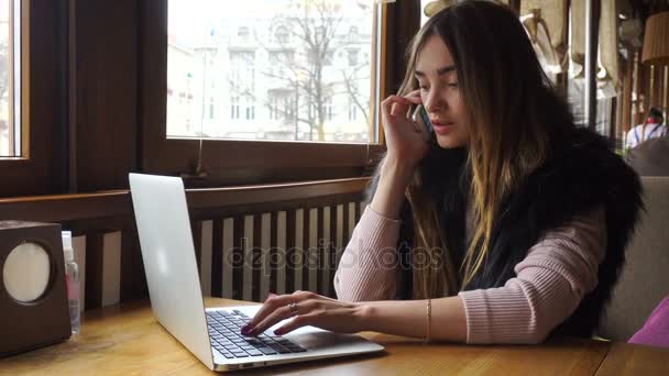 Επιχειρήσεων γυναίκα εργάζονται στον υπολογιστή και να μιλάμε στο τηλέφωνο — Αρχείο Βίντεο