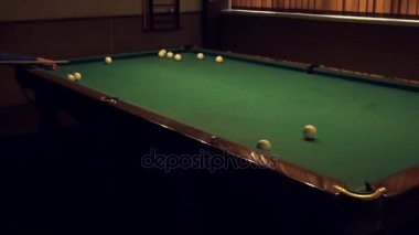 adamlar Rus bilardo oynuyor
