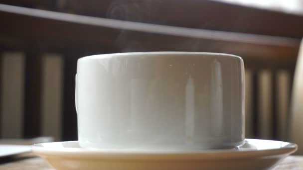 Heißer Dampf aus der Tasse Tee — Stockvideo