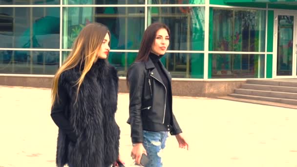 Deux adorables femmes marchant dans la rue — Video