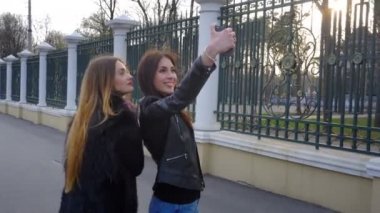 iki sevimli kız selfi Park içinde olun.