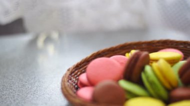 Kız acıbadem kurabiyesi bisküvi ile hasır plaka masanın üzerine koyar.