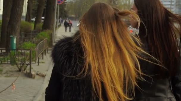 Blonde and brunette walks around city street — Stock Video