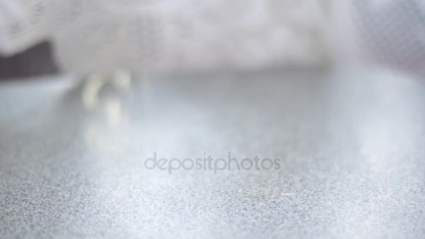 Chica pone plato de mimbre con deliciosas galletas — Vídeos de Stock