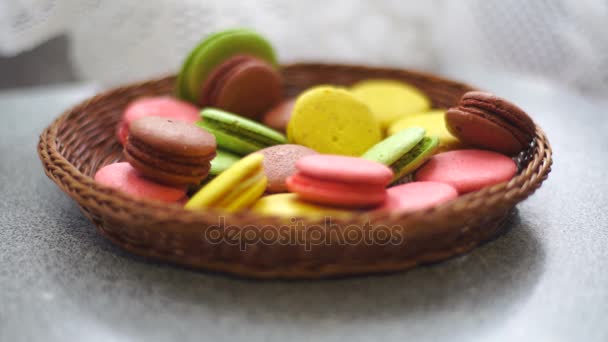彩色的饼干落在柳条板 — 图库视频影像
