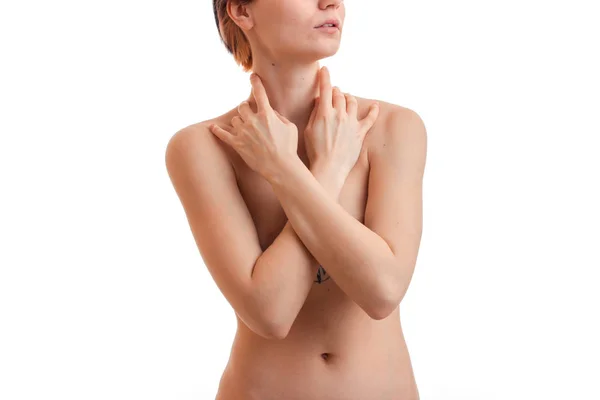 Naakt meisje met mooie lichaam sluit handen borst close-up — Stockfoto