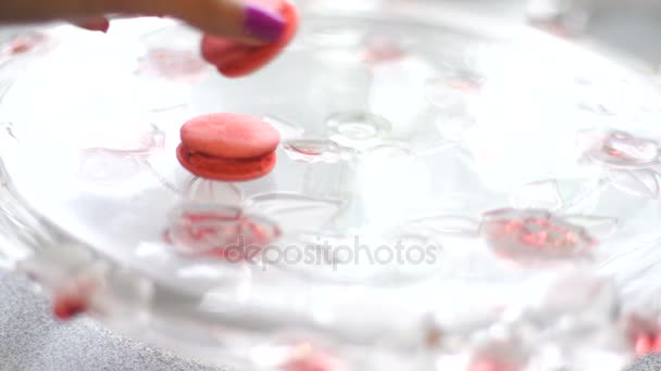 fille met des biscuits roses en forme de pyramide 