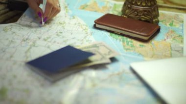 kız tatil planları ve haritada bir yere not