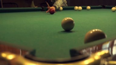 adam Rus bilardo oynuyor