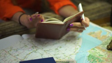 kız tatil planları ve notları bir Not Defteri'nde yapar
