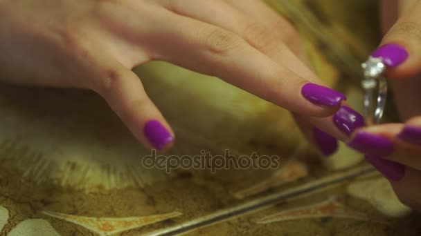 Menina coloca anel em seu dedo — Vídeo de Stock