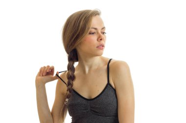 sarışın bir helezon ile el Mike tutar ve doğru görünüyor