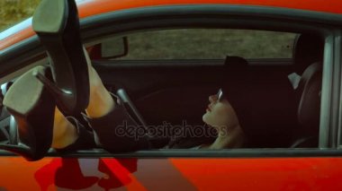 Kız bacaklar arabadan çekti ve rahatlatır