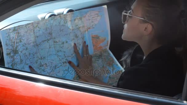 Motorista menina olha para o destino no mapa — Vídeo de Stock