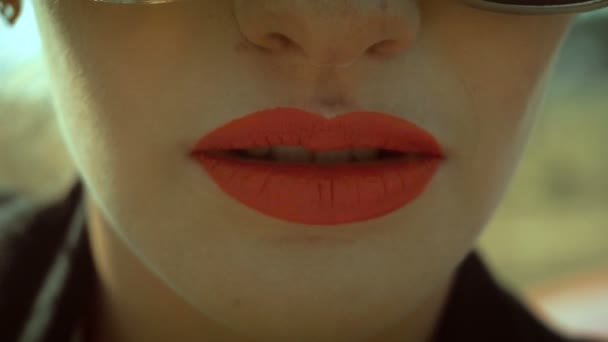 女の子セクシーな痛烈な唇 — ストック動画