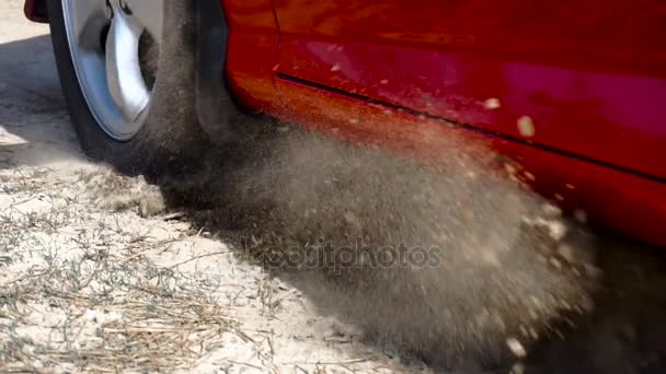 Auto rijdt met stase op het zand — Stockvideo