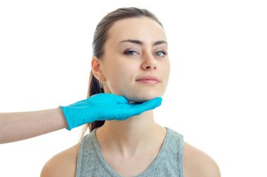 gülümseyen sevimli kız makyaj, güzellik uzmanı yakın olmadan