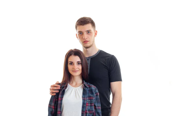Leende vackra flicka står bredvid en ung hög kille och tittar på kameran — Stockfoto